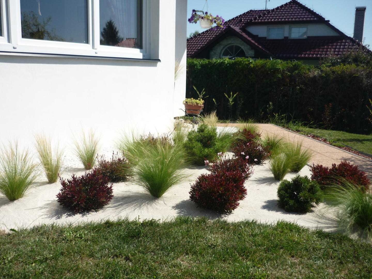 záhon v bílém písku