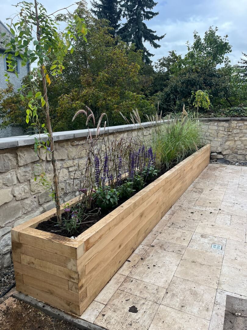 Dubový záhon 7x0,7x0,7m s integrovanou kapkovou závlahou