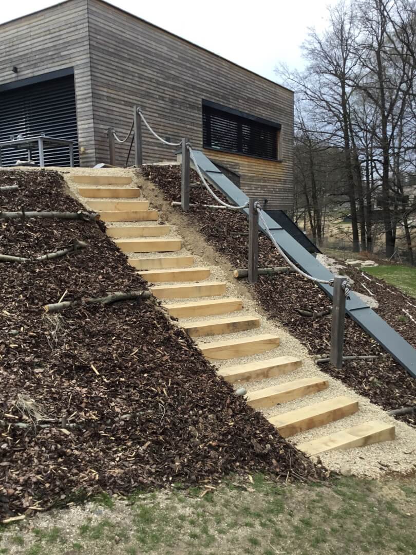 Zahradní dubové schody