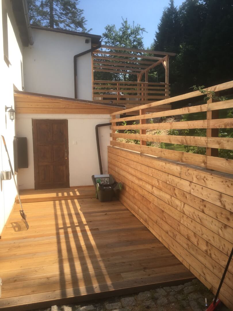 Dřevěná terasa a zábradlí